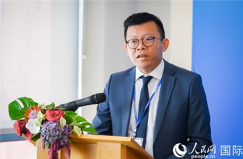 圖為中遠(yuǎn)海運(yùn)(歐洲)公司副總裁李震宇致辭。人民網(wǎng) 郭錦標(biāo)攝