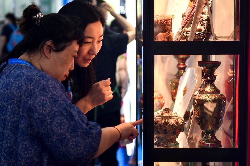 △2023年8月24日，參觀者在第十四屆中國—東北亞博覽會現(xiàn)場選購尼泊爾特色商品。