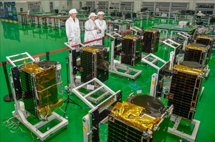 △2022年10月17日，位于吉林長春的長光衛(wèi)星技術(shù)股份有限公司科研人員在衛(wèi)星總裝測試大廳進行相關(guān)測試工作。