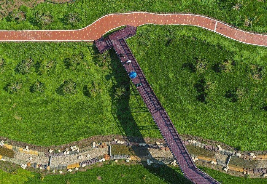 △游人在吉林長春市九臺區(qū)清水村千畝苗木花卉休閑旅游觀光產(chǎn)業(yè)園區(qū)參觀游覽。