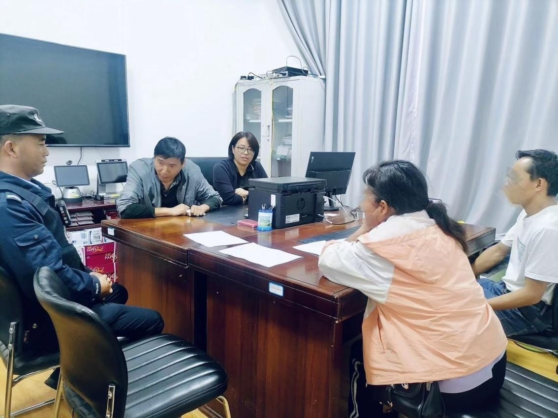 2023年8月4日，和立峰（左二）在調(diào)解一起家庭婚姻糾紛。受訪(fǎng)者供圖