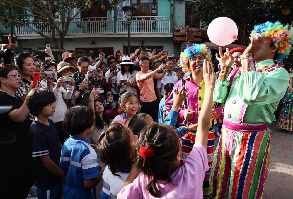 演員與小朋友在新疆喀什古城景區(qū)互動(dòng)（2023年9月7日攝）。新華社記者 蘭紅光 攝