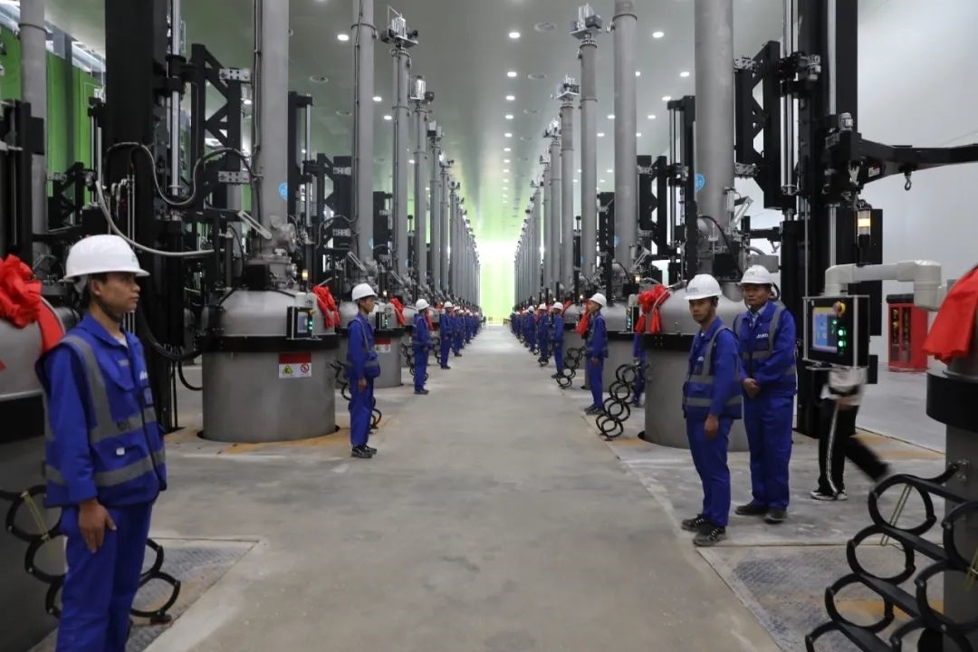 晶科能源二期20GW拉棒切方項目投產(chǎn)現(xiàn)場。南川工業(yè)園區(qū)管委會供圖