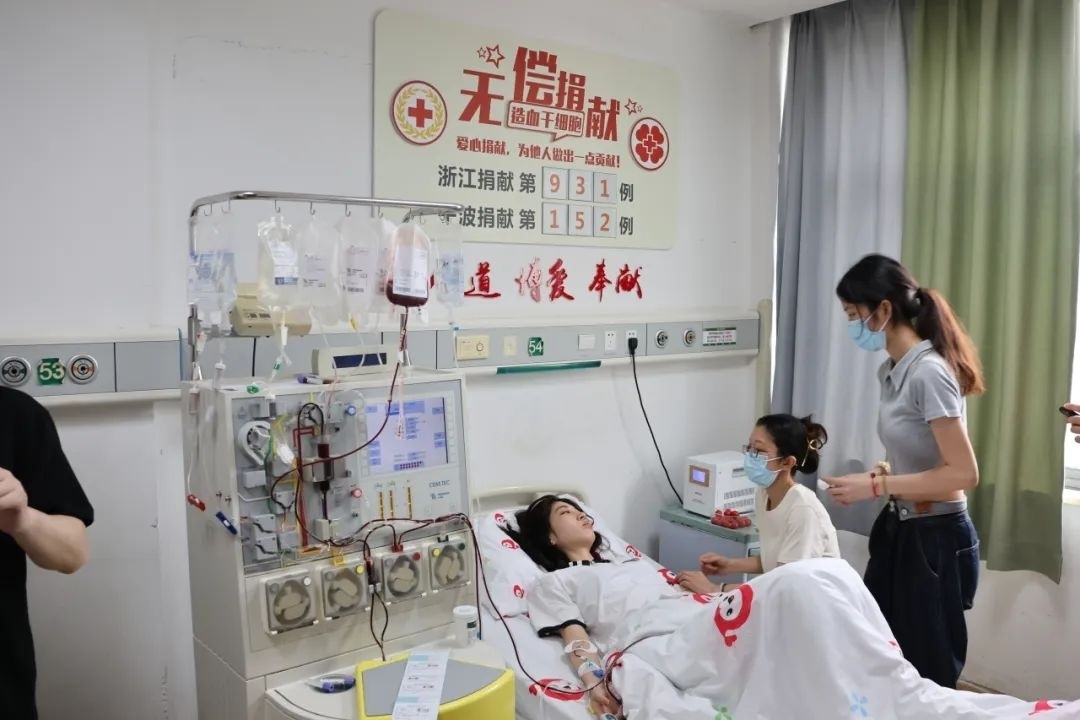 陸冰冰（右三）捐獻(xiàn)185毫升造血干細(xì)胞。受訪者供圖