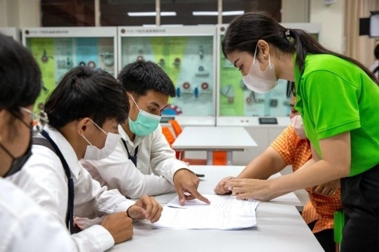 3月14日，在泰國大城府大城技術(shù)學院魯班工坊，教師（右一）給學生上課。新華社記者 王騰 攝