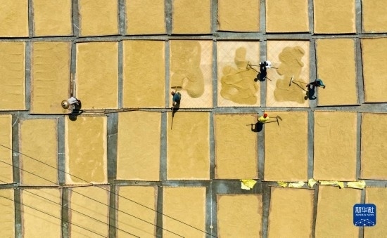 9月16日，在湖南省懷化市通道侗族自治縣萬佛山鎮(zhèn)溪上村，村民在晾曬稻谷（無人機(jī)照片）。