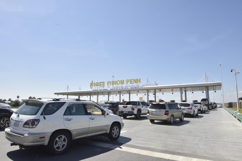 2022年11月7日，車輛在柬埔寨首都金邊的金港高速公路入口處排隊。金港高速公路連接柬埔寨首都金邊和該國最大深水海港西哈努克港。