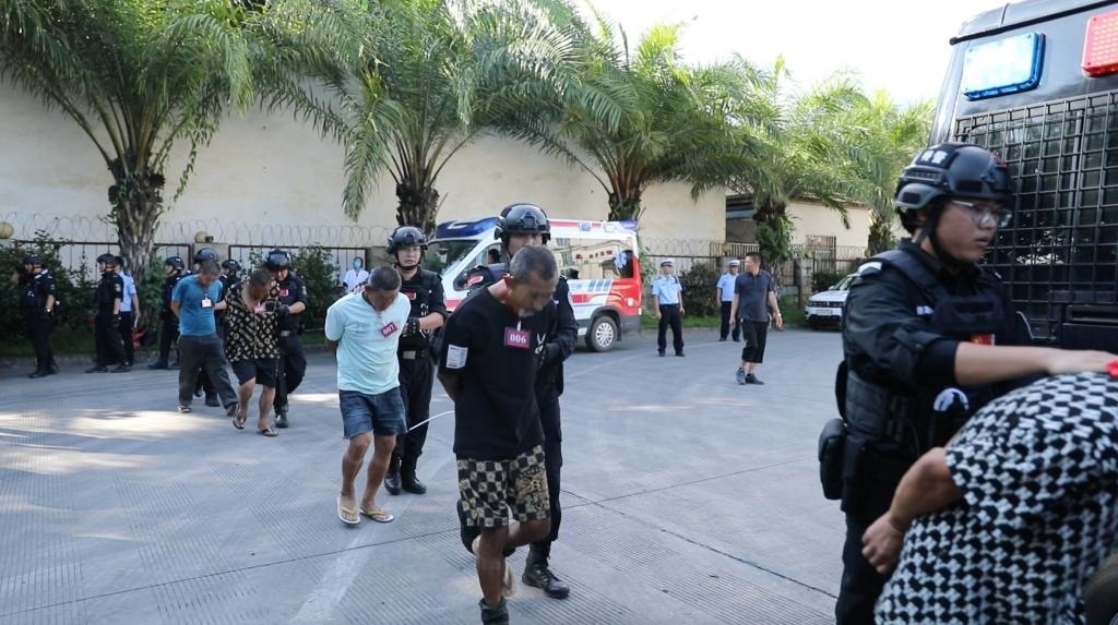 圖為涉詐犯罪嫌疑人移交我方。