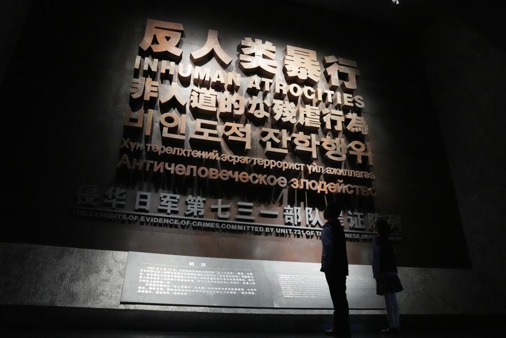 9月18日，青少年在侵華日軍第七三一部隊罪證陳列館內(nèi)參觀。新華社記者 王建威 攝