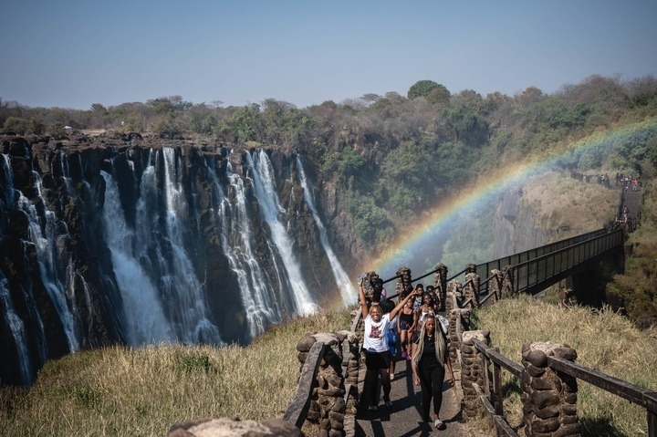 8月21日，游客在贊比亞觀賞維多利亞瀑布景色。