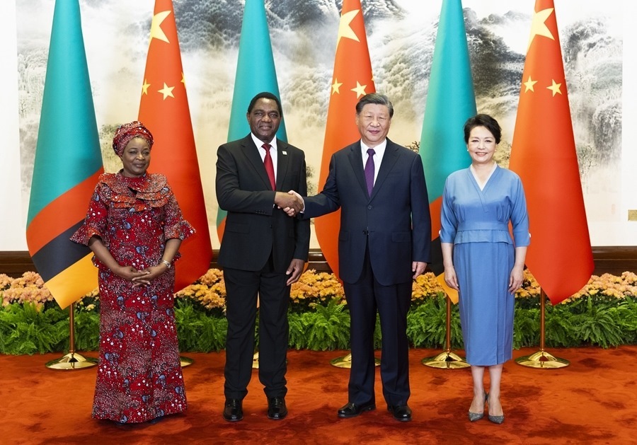 這是會談前，習近平主席和夫人彭麗媛同希奇萊馬總統(tǒng)和夫人穆廷塔合影。