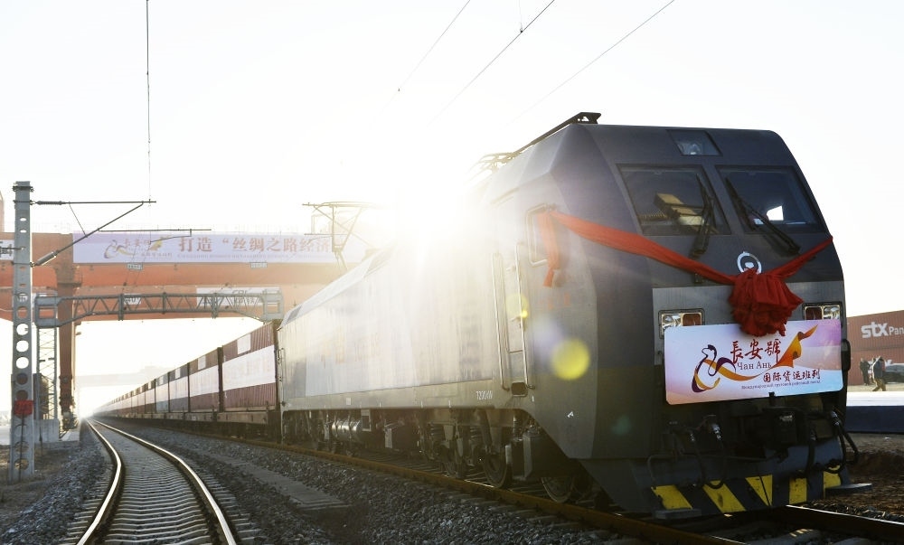 2013年11月28日，首趟由西安發(fā)往哈薩克斯坦阿拉木圖的長(zhǎng)安號(hào)國(guó)際貨運(yùn)列車等待出發(fā)。新華社記者 劉瀟 攝