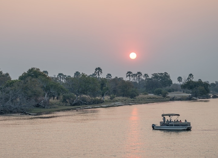8月23日，在贊比亞拍攝的贊比西河上的游船。