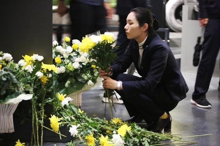 9月18日，工作人員在侵華日軍第七三一部隊罪證陳列館整理花束。新華社記者 石楓 攝