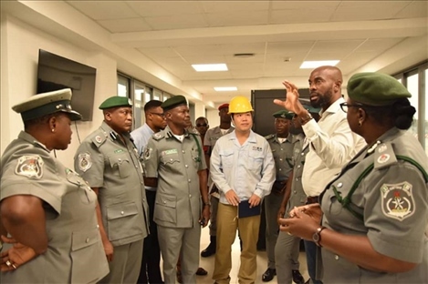 萊基港員工向海關(guān)工作人員講解掃描儀使用方法。受訪者供圖