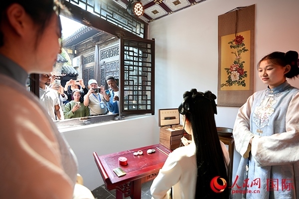 選手們觀看表演。人民網(wǎng) 盧鵬宇攝