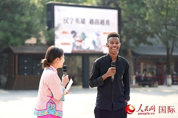 選手王安（乍得）挑戰(zhàn)“漢字英雄·越戰(zhàn)越勇”游戲。人民網(wǎng) 盧鵬宇攝