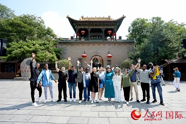 選手們在御書樓前合影。人民網(wǎng) 盧鵬宇攝