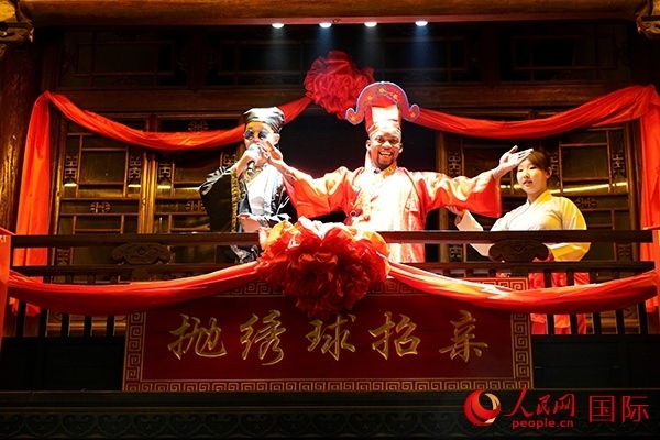 拋繡球。人民網(wǎng) 盧鵬宇攝