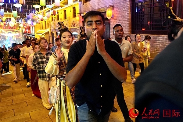 選手體驗(yàn)古城巡游。人民網(wǎng) 盧鵬宇攝