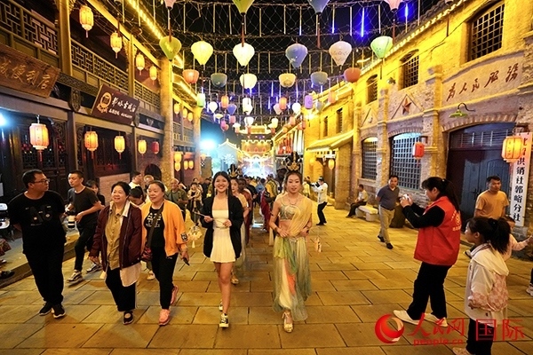 選手體驗(yàn)古城巡游。人民網(wǎng) 盧鵬宇攝