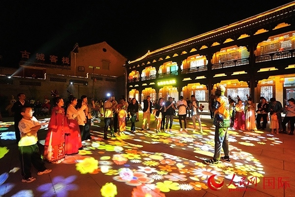 選手們和演員們一起載歌載舞。人民網(wǎng) 盧鵬宇攝