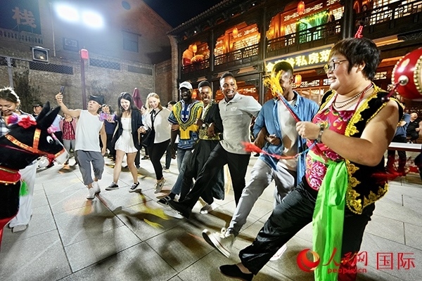 選手們和演員們一起載歌載舞。人民網(wǎng) 盧鵬宇攝