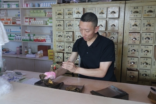 馬啟紅為病患精心配藥。受訪者供圖