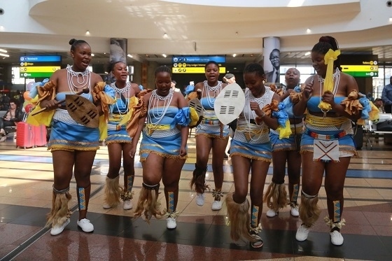 當(dāng)?shù)孛癖姎g迎中國旅行團。北青旅提供