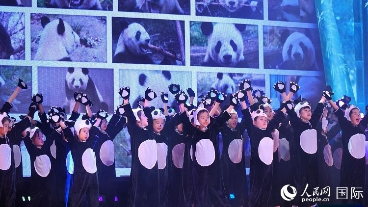 小演員們上演《歡樂功夫熊貓》。人民網(wǎng) 蔣曉辰攝