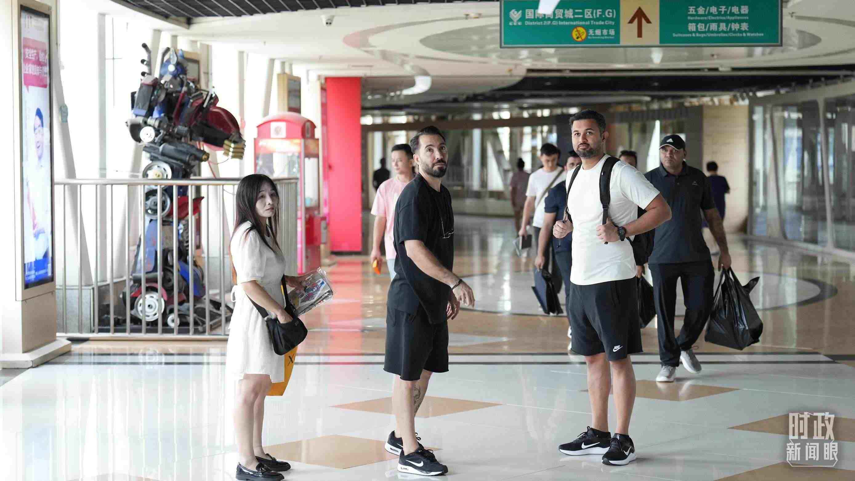 △義烏國際商貿(mào)城內(nèi)，來自世界各地的外商。（總臺(tái)國廣記者李晉拍攝）