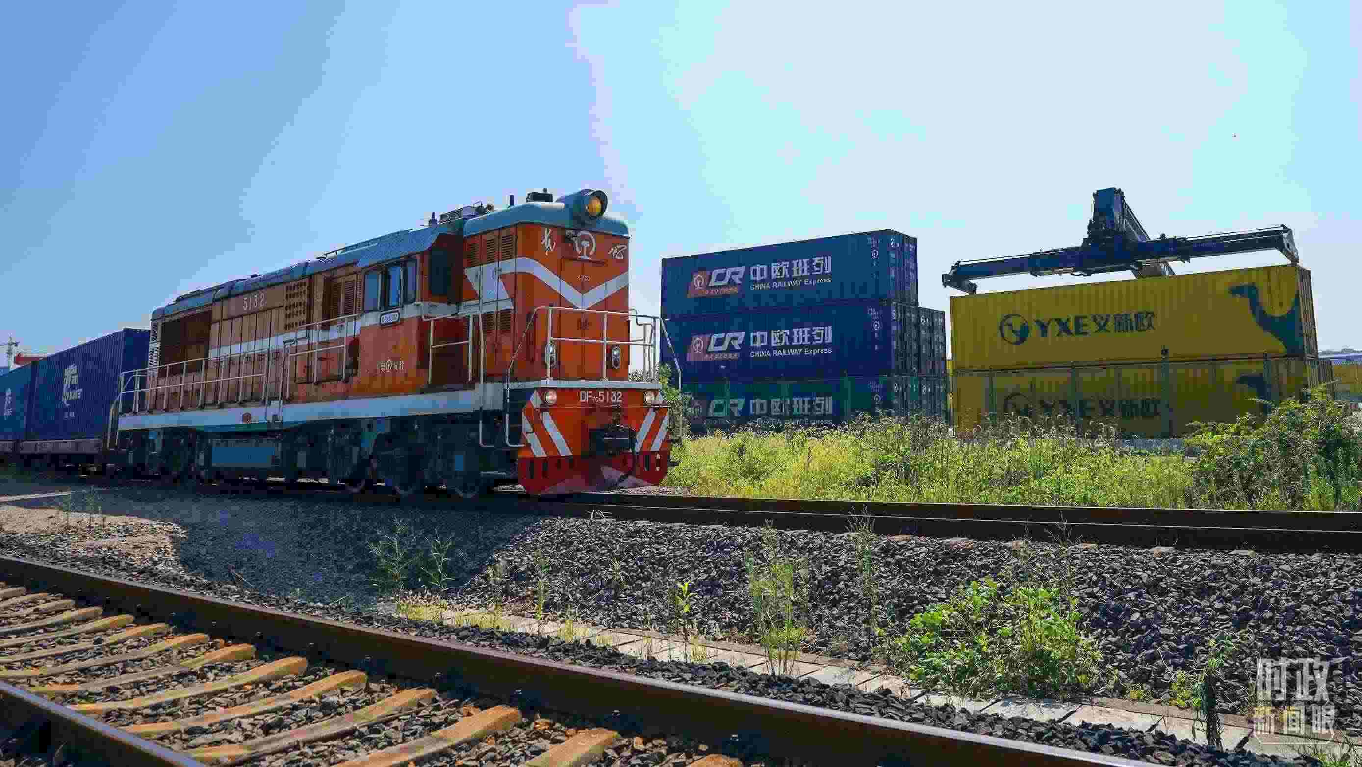 △“義新歐”先后開通了18條點(diǎn)對(duì)點(diǎn)的班列主線，業(yè)務(wù)范圍輻射50多個(gè)國家和160多個(gè)城市。（總臺(tái)國廣記者李晉拍攝）