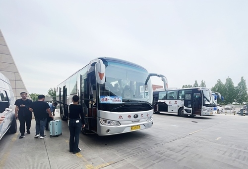 旅客準備乘坐免費擺渡車前往正定機場。人民網(wǎng)記者 喬雪峰攝