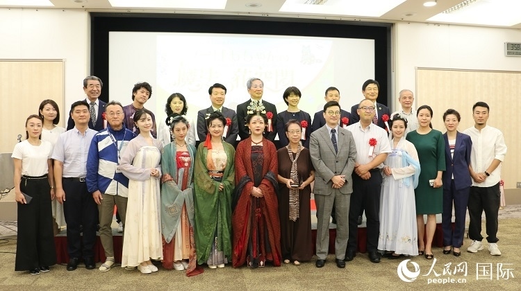 與會(huì)人員合影留念。人民網(wǎng) 許可攝