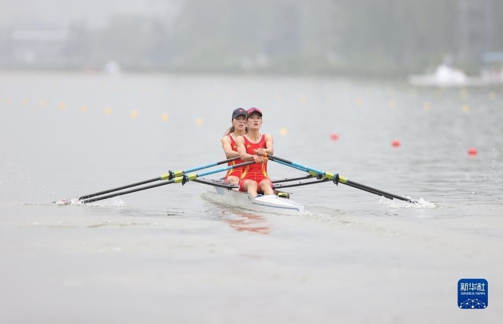 9月24日，鄒佳琪（左）/邱秀萍在決賽中。新華社記者 賈浩成 攝