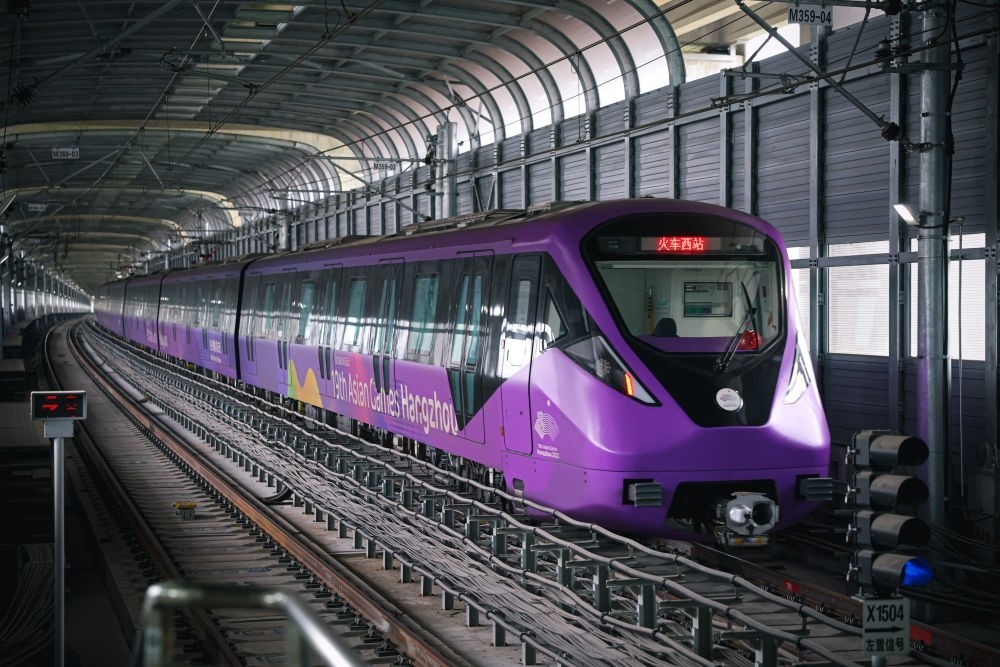 從杭州火車西站出發(fā)，地鐵19號(hào)線貫穿杭州火車東站、杭州蕭山機(jī)場(chǎng)，“亞運(yùn)號(hào)”地鐵專列運(yùn)行在這條線路上。