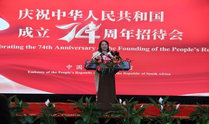 德利萊代表南政府向中國(guó)政府和人民致以誠(chéng)摯祝賀。中國(guó)駐南非使館供圖