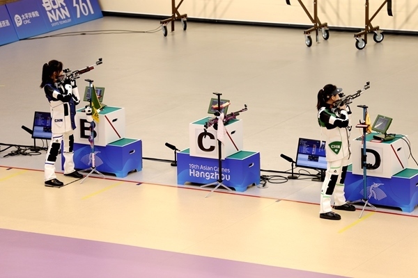 黃雨婷(左)、韓佳予在女子10米氣步槍個人賽比賽中。人民網(wǎng)記者 胡雪蓉攝