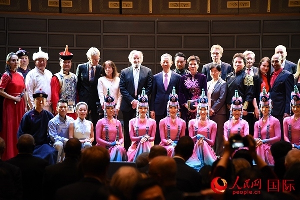 中國(guó)駐瑞典大使崔愛民夫婦與演職人員及部分來(lái)賓合影留念。人民網(wǎng)記者 殷淼攝