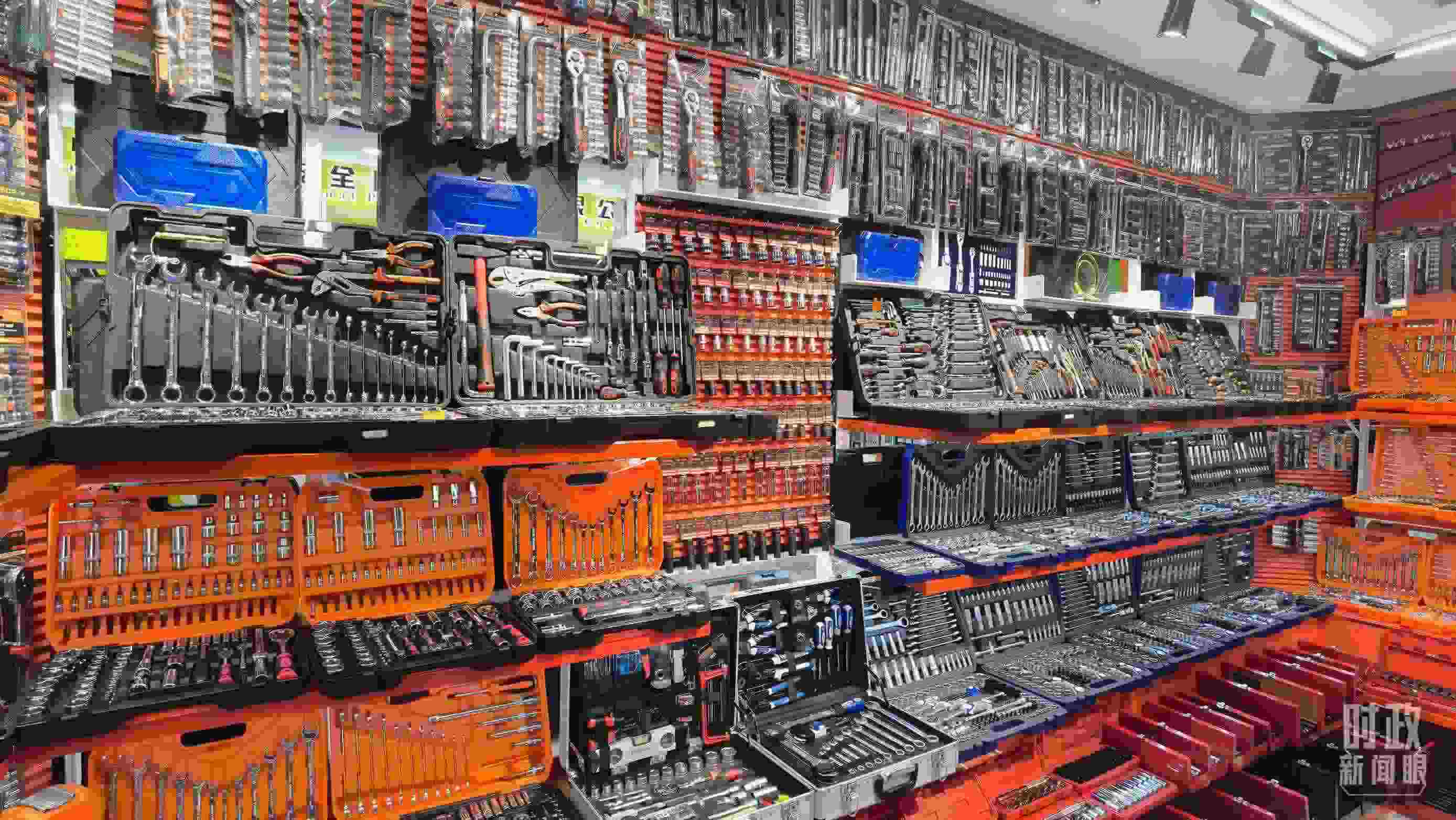 △義烏國際商貿(mào)城內(nèi)的一家五金店，貨品豐富。（總臺央視記者石丞拍攝）