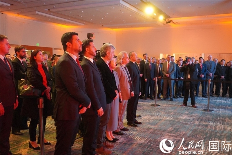 圖為招待會(huì)現(xiàn)場(chǎng)演奏兩國(guó)國(guó)歌。人民網(wǎng)記者 許放攝