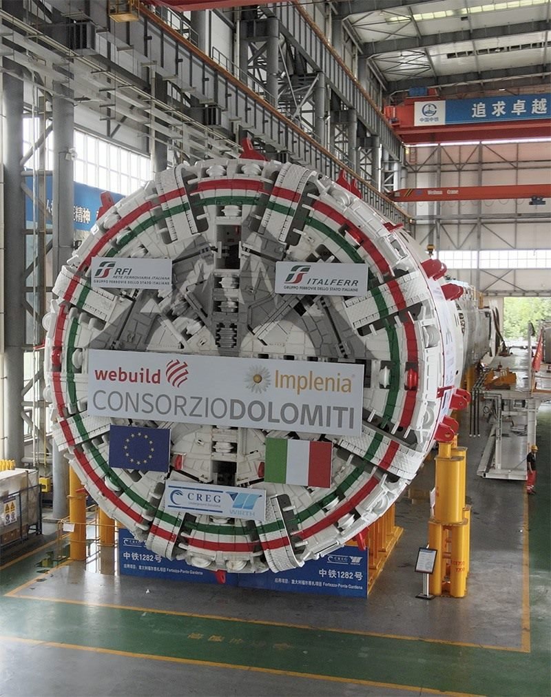 圖為中鐵裝備集團盾構(gòu)總裝車間。人民網(wǎng)記者 唐宋攝