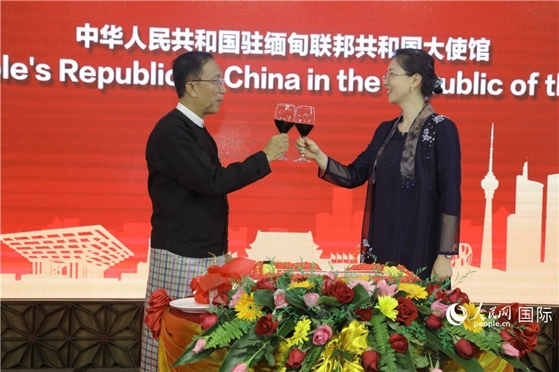 圖為曹靜臨時(shí)代辦與溫欣副總理祝酒。人民網(wǎng)記者 謝佳君攝