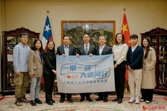 牛清報(bào)大使（中）與人民網(wǎng)、人民日?qǐng)?bào)社記者合影。 人民網(wǎng)記者 張若涵攝