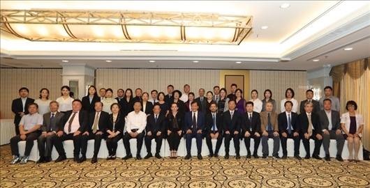 參會(huì)嘉賓合影留念。主辦方供圖