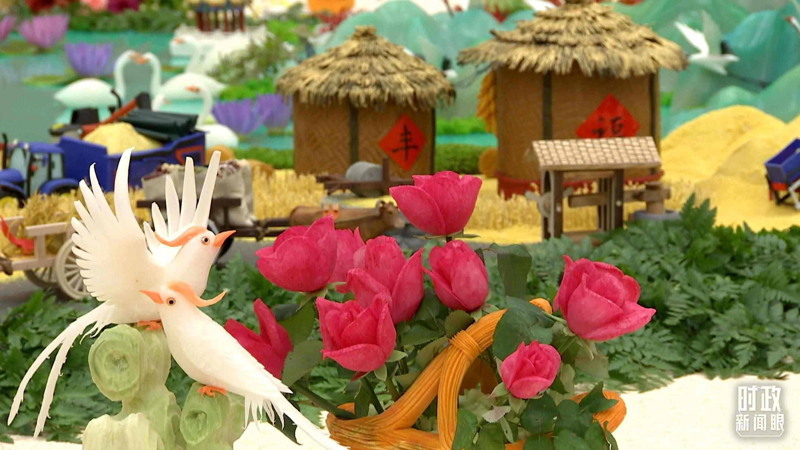 △宴會廳內(nèi)，節(jié)日氛圍濃郁。