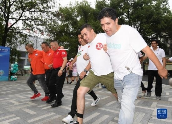 9月28日，在柯橋柯亭社區(qū)，各民族居民參加趣味運(yùn)動(dòng)會(huì)。