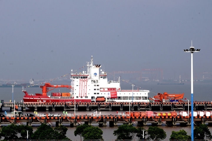 9月27日，“雪龍2”號極地科考破冰船停泊在中國極地考察國內(nèi)基地碼頭。當日，由自然資源部組織的中國第13次北冰洋科學考察隊乘“雪龍2”號極地科考破冰船返回上海，標志著中國第13次北冰洋科學考察任務圓滿完成。新華社記者 張建松 攝