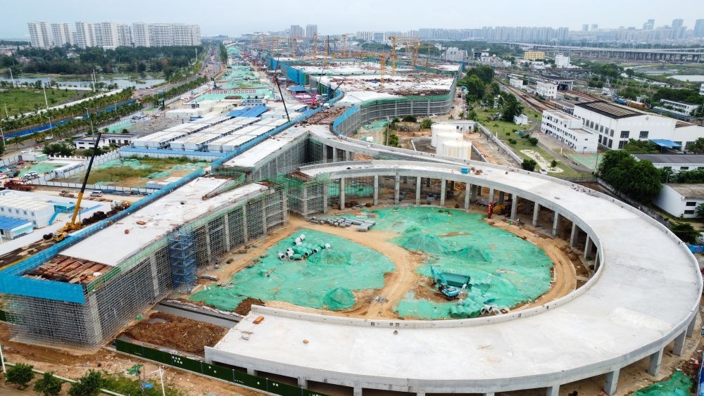 9月9日拍攝的?？谛潞８酆湍细邸岸€口岸”（貨運）集中查驗場所建設項目（無人機照片）。該項目是海南自貿(mào)港封關運作重點項目。新華社記者 楊冠宇 攝