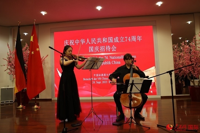 青年音樂(lè)家為來(lái)賓們現(xiàn)場(chǎng)演奏《我和我的祖國(guó)》。人民網(wǎng)記者 劉仲華攝